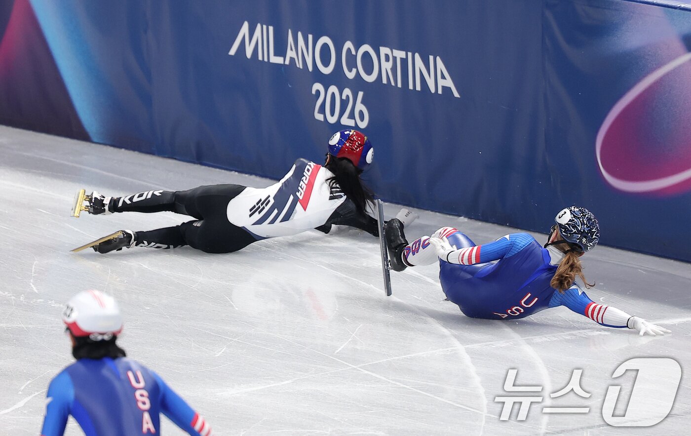 본문 이미지 - 쇼트트랙 대표팀 김길리가 10일(현지시간) 이탈리아 밀라노 아이스 스케이팅 아레나에서 열린 2026 밀라노·코르티나담페초 동계올림픽 쇼트트랙 혼성 2000m 계주 준결승에서 미국 선수와 충돌하고 있다. 2026.2.10 ⓒ 뉴스1 김성진 기자