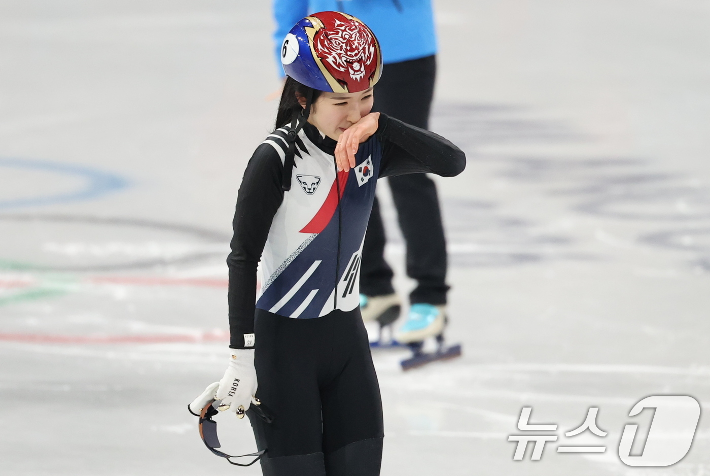 (밀라노=뉴스1) 김진환 기자 = 쇼트트랙 대표팀 김길리가 10일(현지시간) 이탈리아 밀라노 아이스 스케이팅 아레나에서 열린 혼성 2,000m 계주 준결승 경기를 마치고 아쉬워 하 …