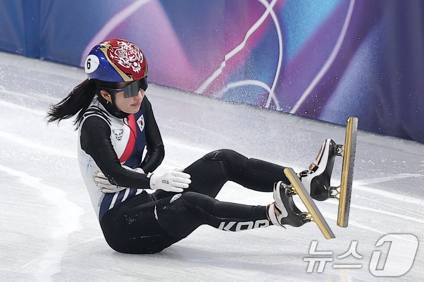 본문 이미지 - 쇼트트랙 대표팀 김길리가 10일(현지시간) 이탈리아 밀라노 아이스 스케이팅 아레나에서 열린 2026 밀라노·코르티나담페초 동계올림픽 쇼트트랙 혼성 2000m 계주 준결승에서 미국 선수와 충돌한 후 고통을 호소하고 있다. 2026.2.10 ⓒ 뉴스1 김성진 기자