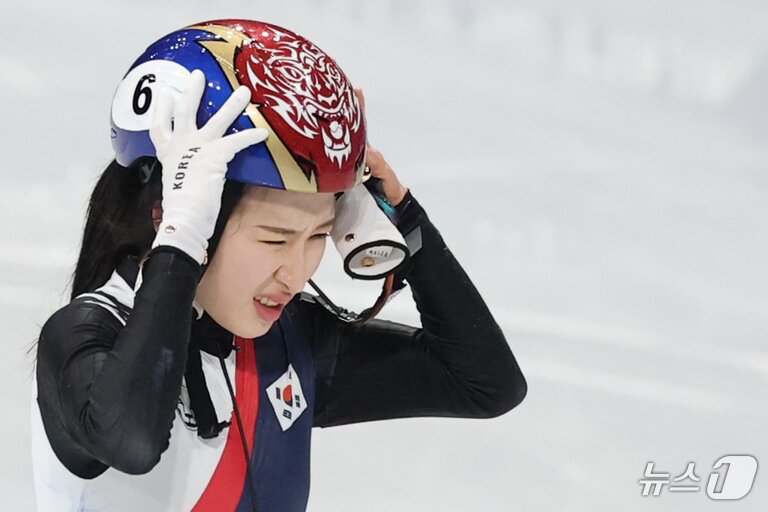 본문 이미지 - 쇼트트랙 대표팀 김길리가 10일(현지시간) 이탈리아 밀라노 아이스 스케이팅 아레나에서 열린 혼성 2,000m 계주 준결승전에서 미국 선수에게 걸려 넘어진 뒤 아쉬워하고 있다. 2026.2.10 ⓒ 뉴스1 김진환 기자