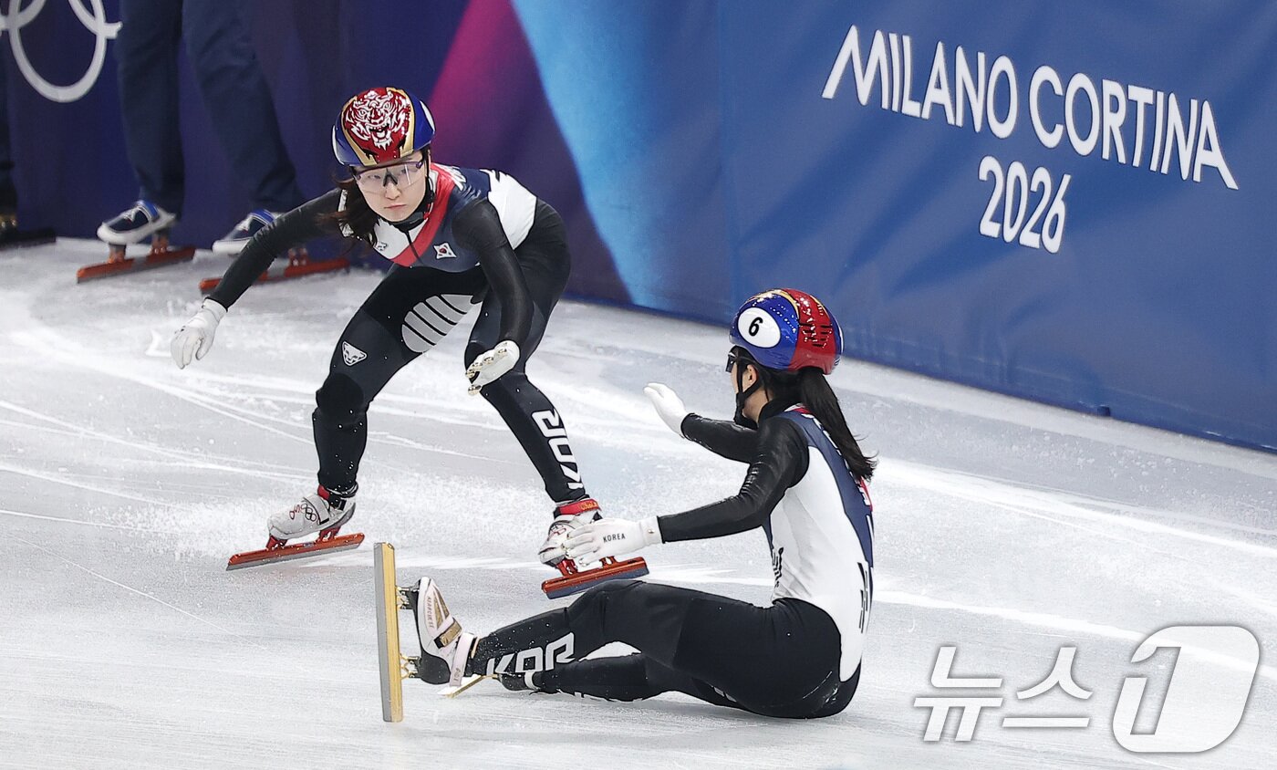 본문 이미지 - 쇼트트랙 대표팀 최민정이 10일(현지시간) 이탈리아 밀라노 아이스 스케이팅 아레나에서 열린 2026 밀라노·코르티나담페초 동계올림픽 쇼트트랙 혼성 2000m 계주 준결승에서 미국 선수와 충돌해 빙판에 쓰러진 김길리를 향해 손을 뻗고 있다. 2026.2.10 ⓒ 뉴스1 김성진 기자