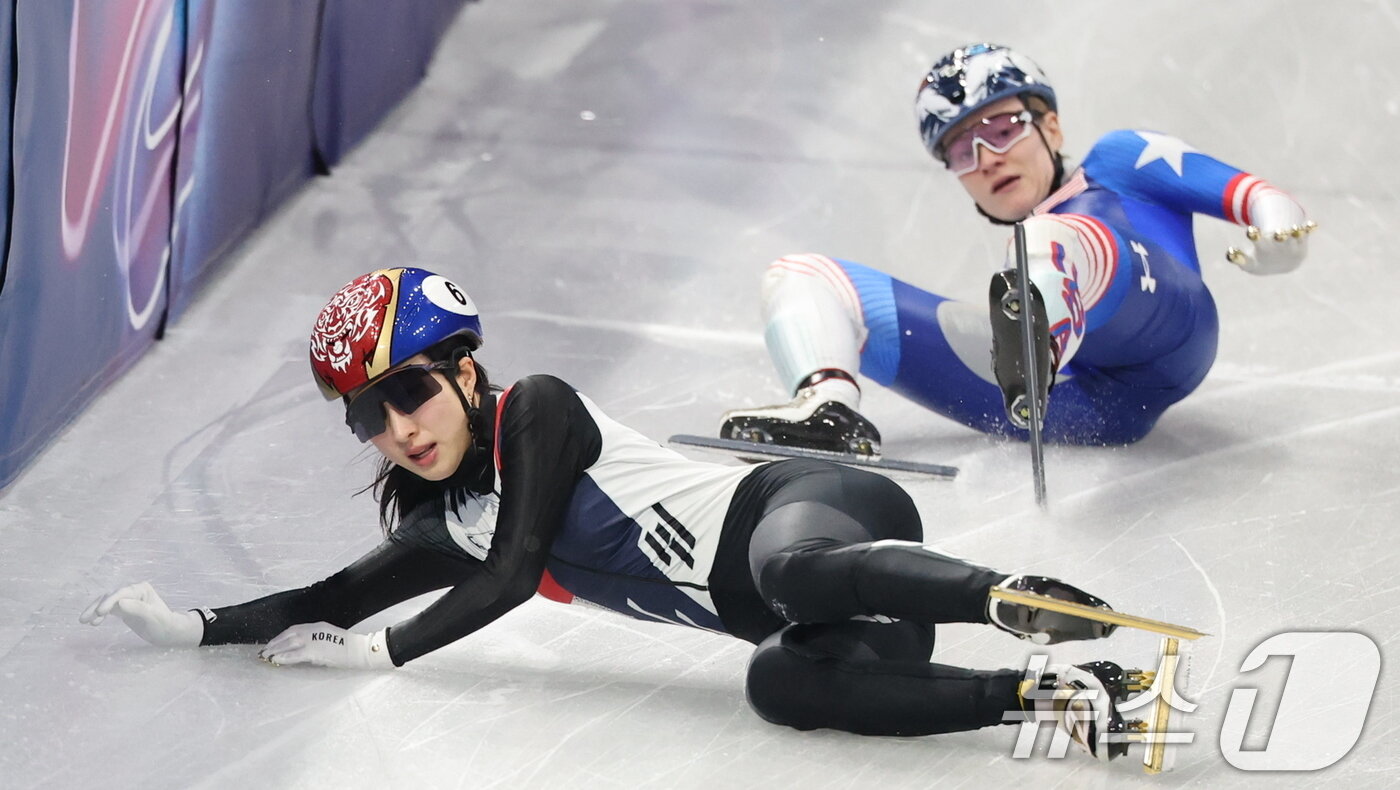 본문 이미지 - 쇼트트랙 대표팀 김길리가 10일(현지시간) 이탈리아 밀라노 아이스 스케이팅 아레나에서 열린 혼성 2,000m 계주 준결승에서 넘어지고 있다. 2026.2.10 ⓒ 뉴스1 김진환 기자