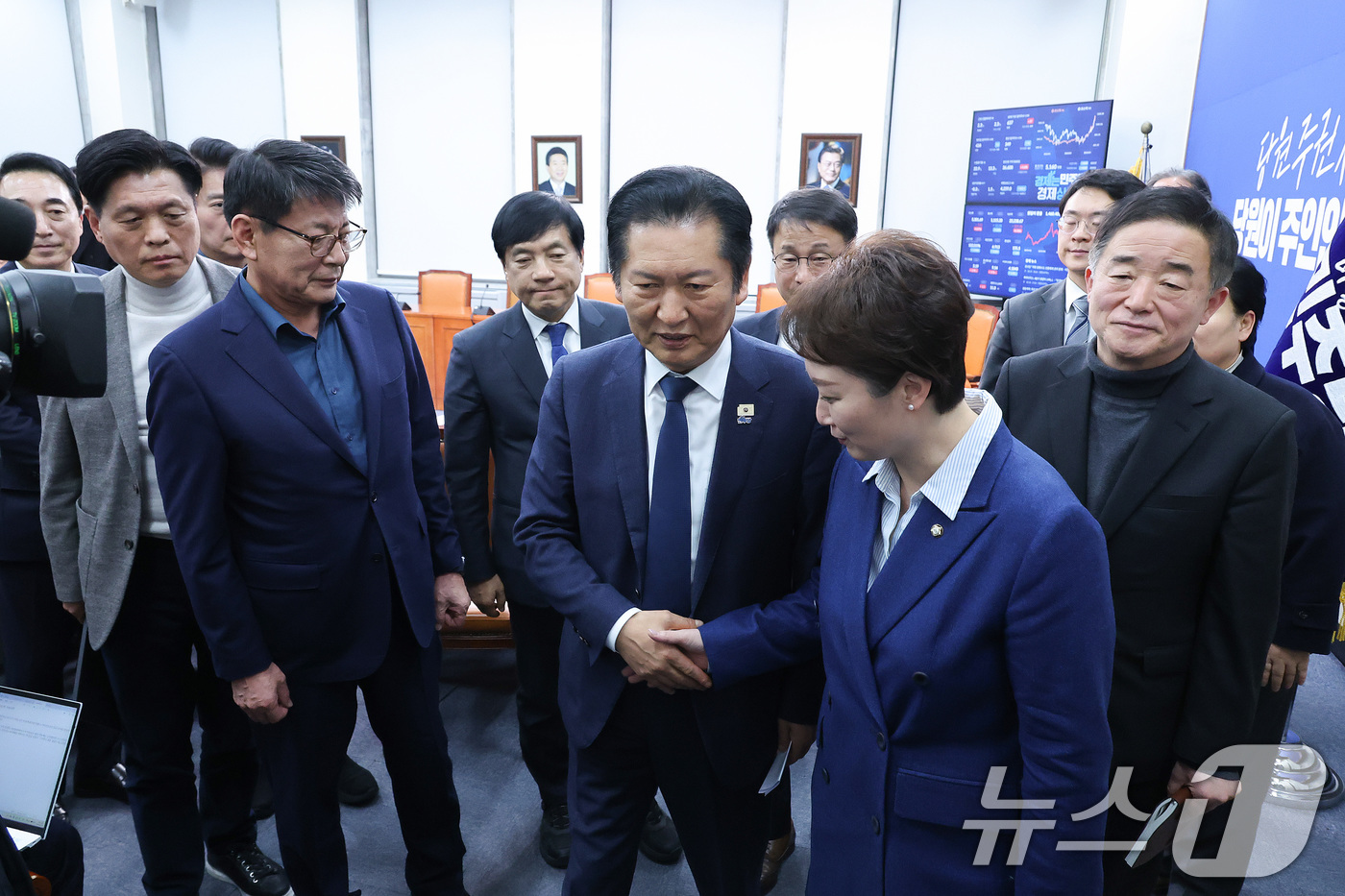 (서울=뉴스1) 신웅수 기자 = 정청래 더불어민주당 대표가 10일 서울 여의도 국회에서 조국혁신당과의 합당에 대한 결과를 발표한 후 이언주 최고위원과 악수하고 있다. 2026.2. …