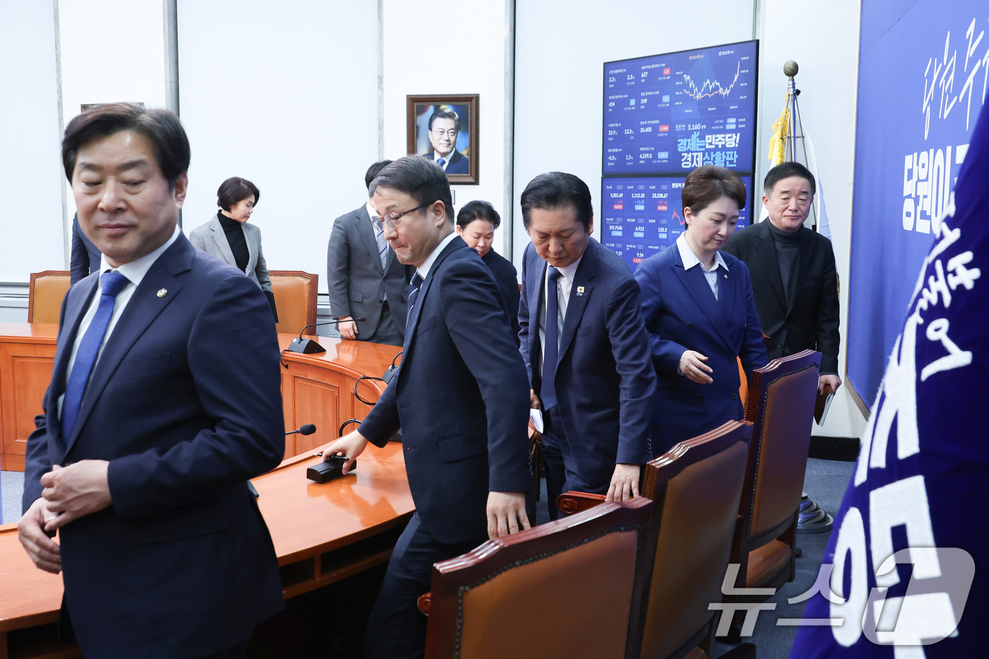 (서울=뉴스1) 신웅수 기자 = 정청래 더불어민주당 대표가 10일 서울 여의도 국회에서 조국혁신당과의 합당에 대한 결과를 발표한 후 당대표실을 나서고 있다. 2026.2.10/뉴스 …