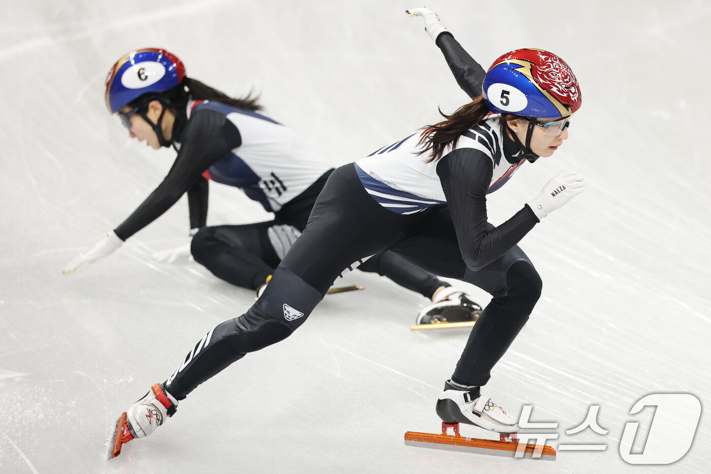 본문 이미지 - 쇼트트랙 대표팀 최민정이 10일(현지시간) 이탈리아 밀라노 아이스 스케이팅 아레나에서 열린 혼성 2,000m 계주 준결승에서 넘어진 김길리에게 터치를 받고 출발 있다. 2026.2.10 ⓒ 뉴스1 김진환 기자