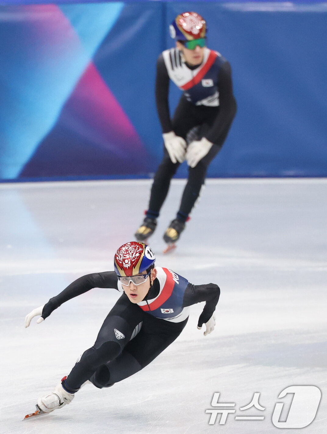 본문 이미지 - 쇼트트랙 대표팀 임종언이 10일(현지시간) 이탈리아 밀라노 아이스 스케이팅 아레나에서 열린 혼성 2,000m 계주 준결승전에서 역주하고 있다. 2026.2.10 ⓒ 뉴스1 김진환 기자