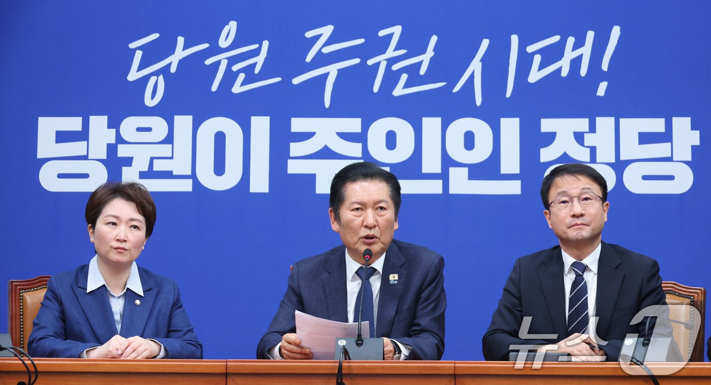 본문 이미지 - 정청래 더불어민주당 대표가 10일 서울 여의도 국회에서 비공개 최고위원회의를 마친 후 조국혁신당과의 합당에 대한 입장을 발표하고 있다. 2026.2.10 ⓒ 뉴스1 신웅수 기자