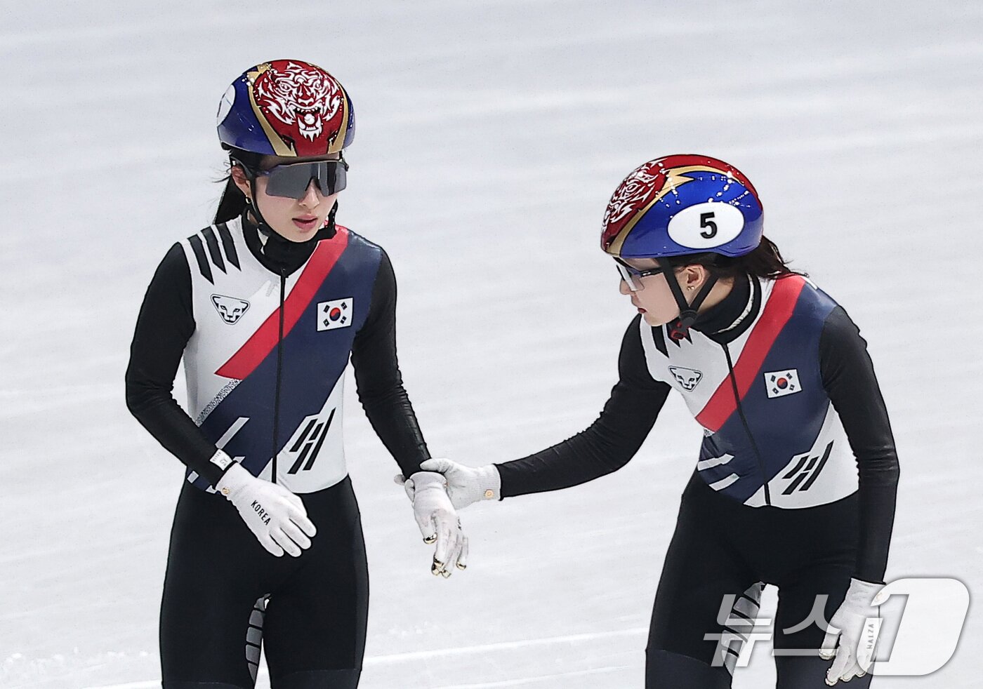 본문 이미지 - 쇼트트랙 대표팀 최민정이 10일(현지시간) 이탈리아 밀라노 아이스 스케이팅 아레나에서 열린 2026 밀라노·코르티나담페초 동계올림픽 쇼트트랙 혼성 2000m 계주 준결승에서 결승 진출에 실패한 후 미국 선수와 충돌한 김길리의 상태를 살피고 있다. 2026.2.10 ⓒ 뉴스1 김성진 기자