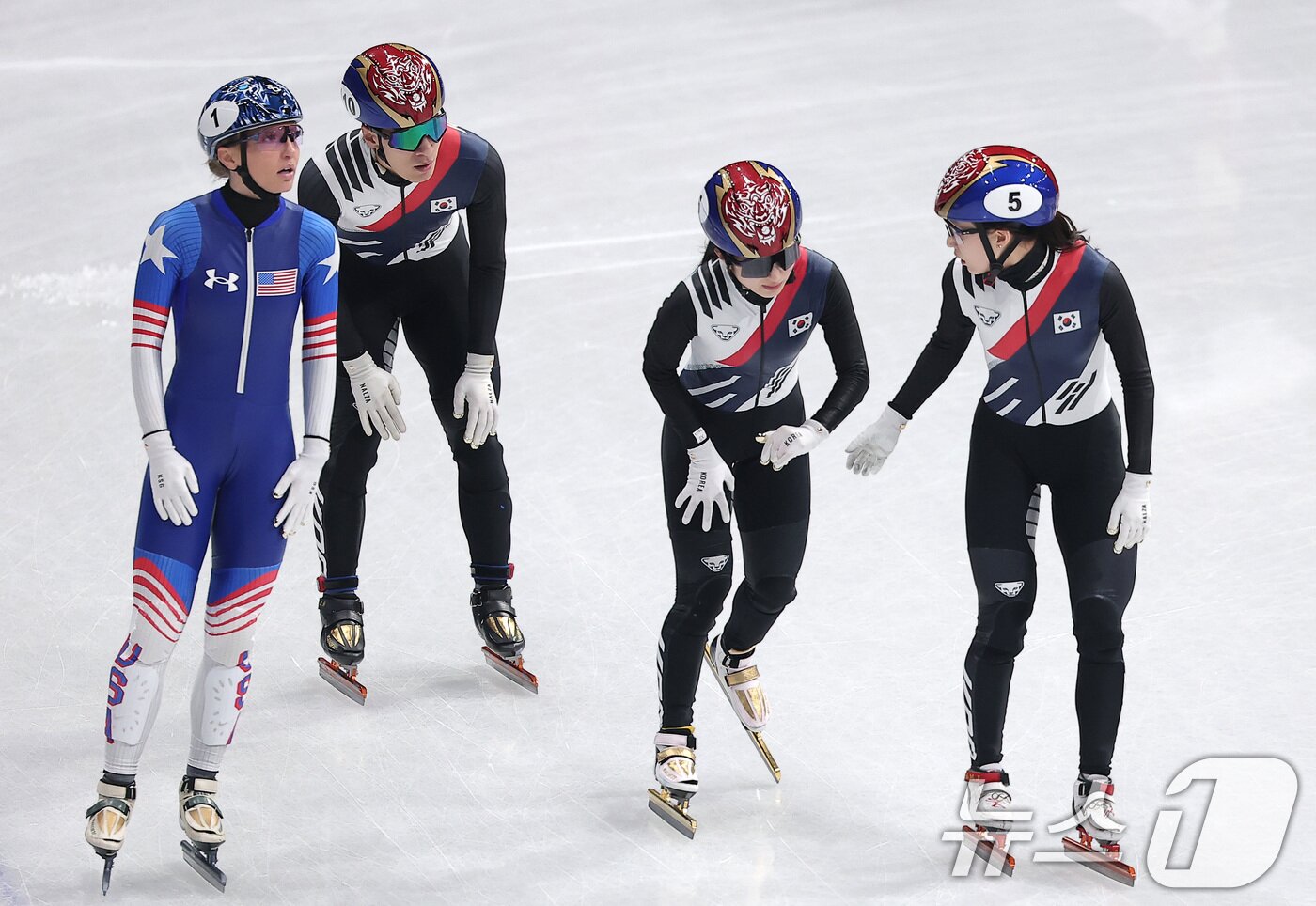 본문 이미지 - 쇼트트랙 대표팀 황대헌과 최민정이 10일(현지시간) 이탈리아 밀라노 아이스 스케이팅 아레나에서 열린 2026 밀라노·코르티나담페초 동계올림픽 쇼트트랙 혼성 2000m 계주 준결승에서 결승 진출에 실패한 후 미국 선수와 충돌한 김길리의 상태를 살피고 있다. 2026.2.10 ⓒ 뉴스1 김성진 기자