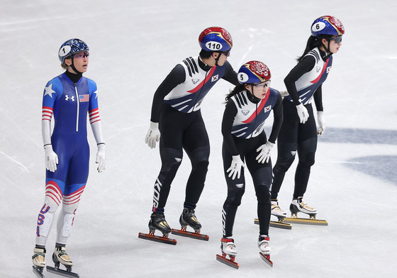 김길리 부상 정도 묻는 황대헌·최민정