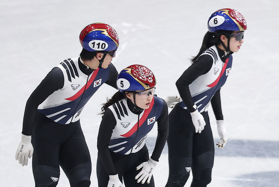 김길리 상태 살피는 황대헌·최민정