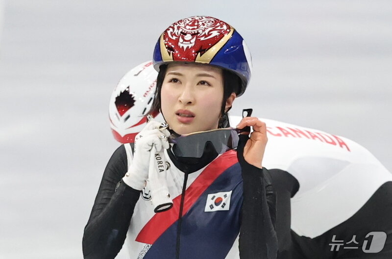 본문 이미지 - 쇼트트랙 대표팀 김길리가 10일(현지시간) 이탈리아 밀라노 아이스 스케이팅 아레나에서 열린 혼성 2,000m 계주 준결승 경기를 마치고 순위를 확인하고 있다. 2026.2.10 ⓒ 뉴스1 김진환 기자