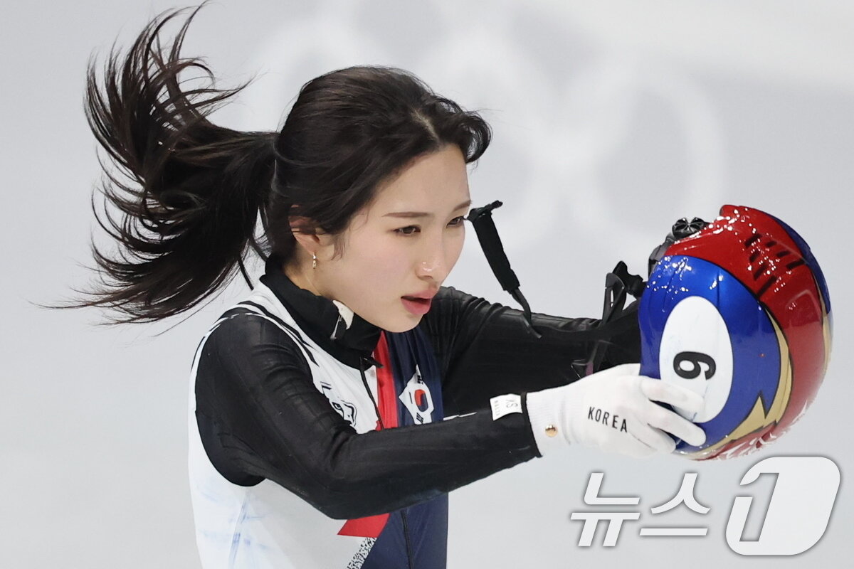 본문 이미지 - 쇼트트랙 대표팀 김길리가 10일(현지시간) 이탈리아 밀라노 아이스 스케이팅 아레나에서 열린 혼성 2,000m 계주 준결승 경기를 마치고 헬맷을 벗고 있다. 2026.2.10 ⓒ 뉴스1 김진환 기자
