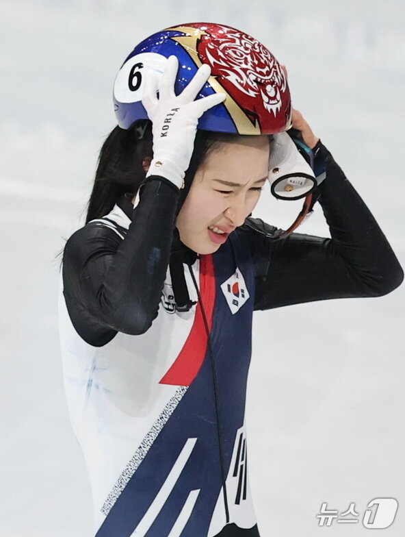 본문 이미지 - 쇼트트랙 대표팀 김길리가 10일(현지시간) 이탈리아 밀라노 아이스 스케이팅 아레나에서 열린 혼성 2,000m 계주 준결승 경기를 마치고 아쉬워 하고 있다. 2026.2.10 ⓒ 뉴스1 김진환 기자