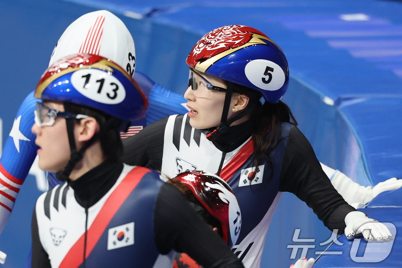 (밀라노=뉴스1) 김진환 기자 = 쇼트트랙 대표팀 최민정이 10일(현지시간) 이탈리아 밀라노 아이스 스케이팅 아레나에서 열린 혼성 2,000m 계주 준결승전을 마치고 기록을 확인하 …