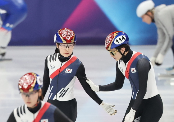 격려하는 최민정과 신동민