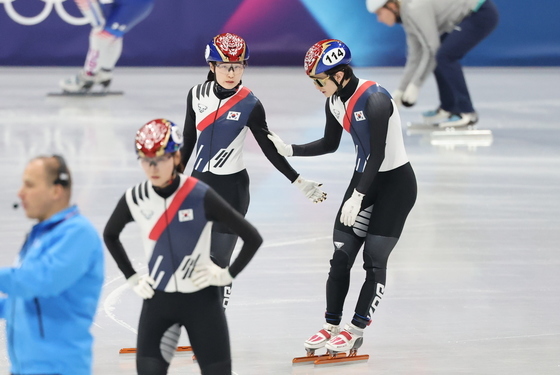 서로 격려하는 최민정과 신동민