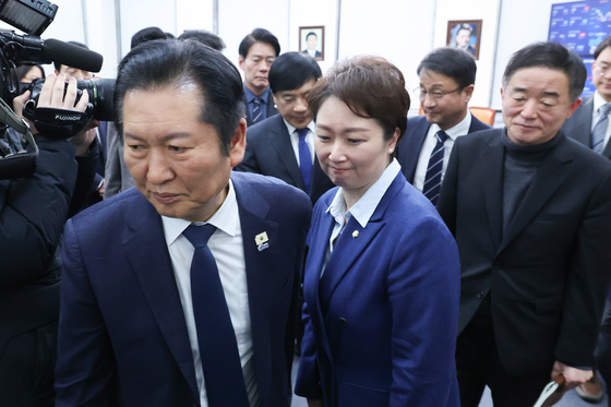 정청래 "지선 前 합당 논의 중단"…조국 "내일 입장 밝힐 것"(종합)
