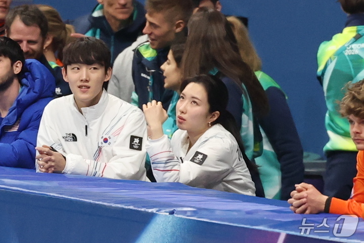 (밀라노=뉴스1) 김진환 기자 = 쇼트트랙 대표팀 김길리(오른쪽)가 10일(현지시간) 이탈리아 밀라노 아이스 스케이팅 아레나에서 열린 혼성 2,000m 계주 순위 결정전을 지켜보고 …