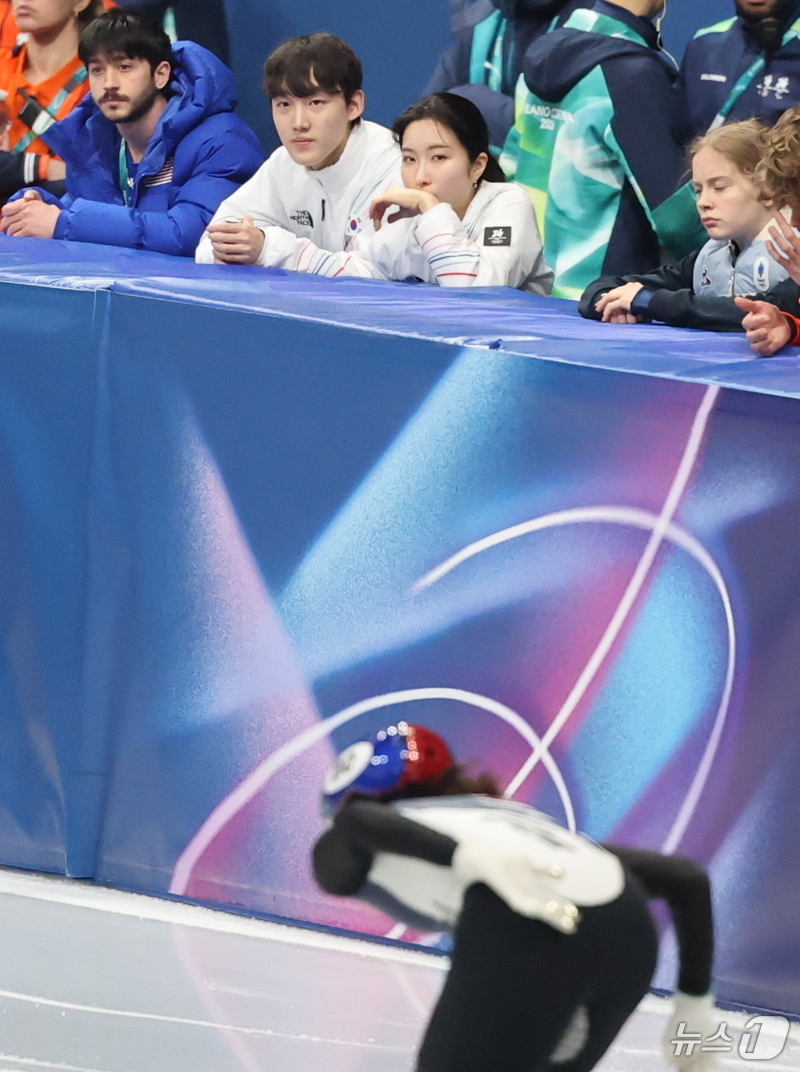 (밀라노=뉴스1) 김진환 기자 = 쇼트트랙 대표팀 임종언과 김길리가 10일(현지시간) 이탈리아 밀라노 아이스 스케이팅 아레나에서 열린 혼성 2,000m 계주 순위 결정전을 지켜보고 …
