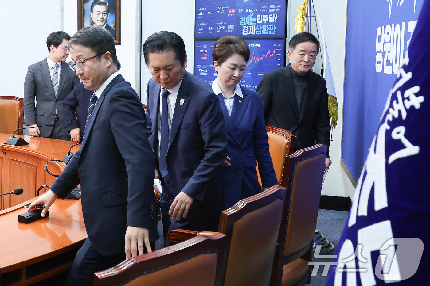 (서울=뉴스1) 신웅수 기자 = 정청래 더불어민주당 대표가 10일 서울 여의도 국회에서 조국혁신당과의 합당에 대한 결과를 발표한 후 당대표실을 나서고 있다. 2026.2.10/뉴스 …