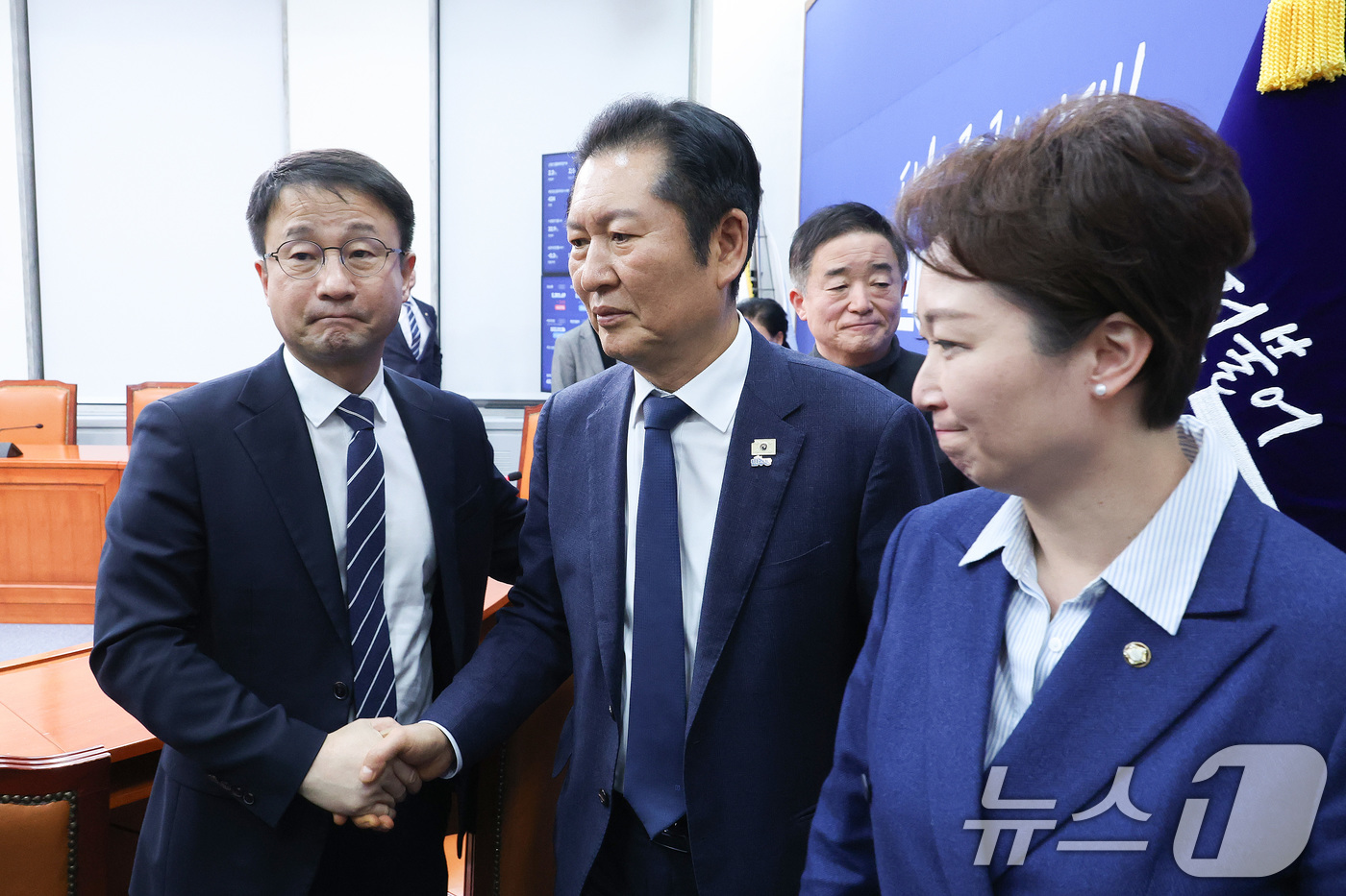 (서울=뉴스1) 신웅수 기자 = 정청래 더불어민주당 대표가 10일 서울 여의도 국회에서 조국혁신당과의 합당에 대한 결과를 발표한 후 당대표실을 나서고 있다. 2026.2.10/뉴스 …