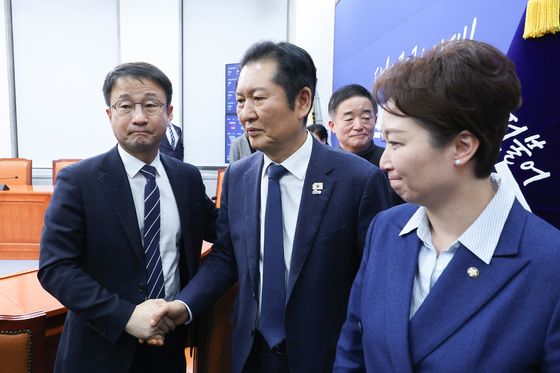 한병도와 악수하는 정청래 대표