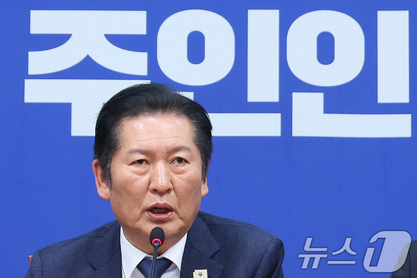 (서울=뉴스1) 신웅수 기자 = 정청래 더불어민주당 대표가 10일 서울 여의도 국회에서 조국혁신당과의 합당에 대한 결과를 발표하고 있다. 2026.2.10/뉴스1