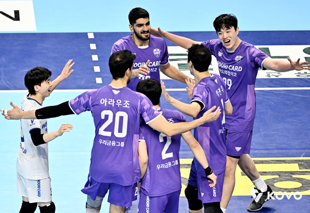 우리카드도 봄 배구 경쟁 합류…대한항공 꺾고 2연승