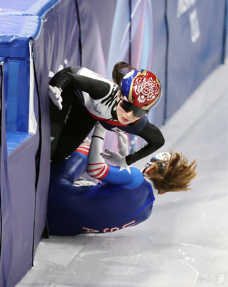 본문 이미지 - 쇼트트랙 대표팀 김길리가 10일(현지시간) 이탈리아 밀라노 아이스 스케이팅 아레나에서 열린 혼성 2,000m 계주 준결승에서 미국 선수와 충돌하며 넘어지고 있다. 2026.2.10 ⓒ 뉴스1 김진환 기자