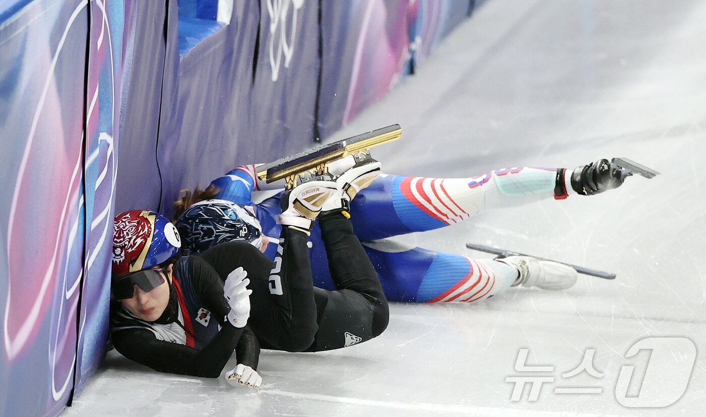 본문 이미지 - 쇼트트랙 대표팀 김길리가 10일(현지시간) 이탈리아 밀라노 아이스 스케이팅 아레나에서 열린 혼성 2,000m 계주 준결승에서 미국 선수와 충돌하며 넘어지고 있다. 2026.2.10 ⓒ 뉴스1 김진환 기자