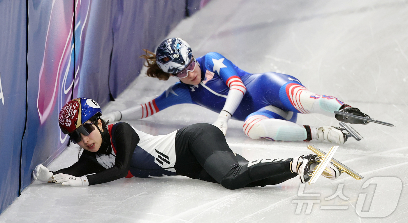 (밀라노=뉴스1) 김진환 기자 = 쇼트트랙 대표팀 김길리가 10일(현지시간) 이탈리아 밀라노 아이스 스케이팅 아레나에서 열린 혼성 2,000m 계주 준결승에서 미국 선수와 충돌하며 …