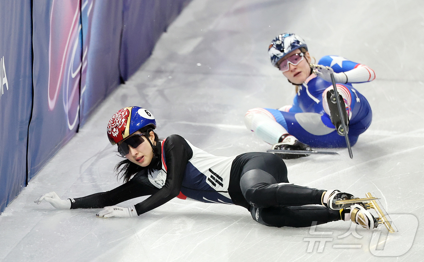 (밀라노=뉴스1) 김진환 기자 = 쇼트트랙 대표팀 김길리가 10일(현지시간) 이탈리아 밀라노 아이스 스케이팅 아레나에서 열린 혼성 2,000m 계주 준결승에서 미국 선수와 충돌하며 …