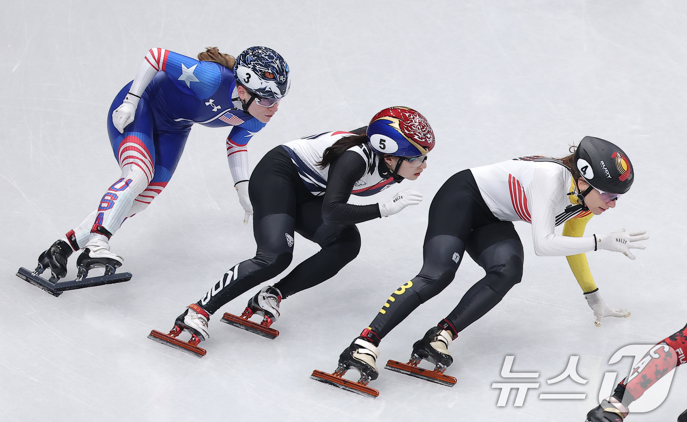 (밀라노=뉴스1) 김성진 기자 = 쇼트트랙 대표팀 최민정이 10일(현지시간) 이탈리아 밀라노 아이스 스케이팅 아레나에서 열린 2026 밀라노·코르티나담페초 동계올림픽 쇼트트랙 혼성 …