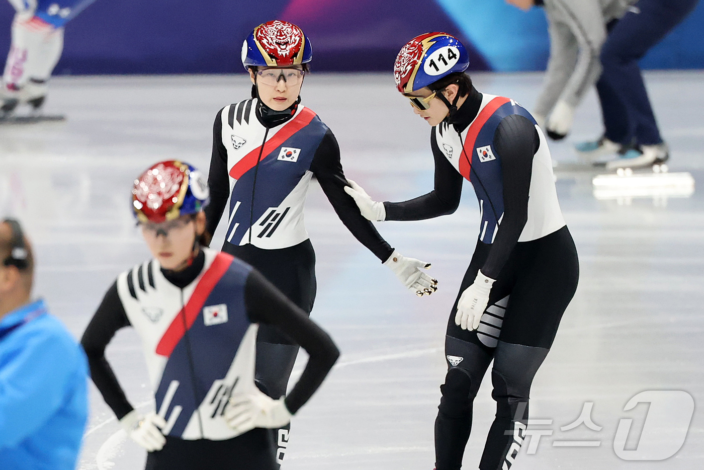 (밀라노=뉴스1) 김진환 기자 = 쇼트트랙 대표팀 최민정과 신동민이 10일(현지시간) 이탈리아 밀라노 아이스 스케이팅 아레나에서 열린 혼성 2,000m 계주 순위결정전에서 최종 6 …