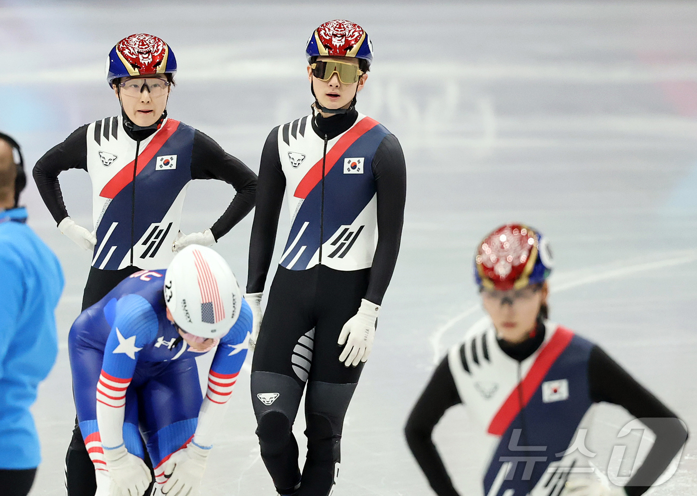 (밀라노=뉴스1) 김진환 기자 = 쇼트트랙 대표팀 최민정과 신동민이 10일(현지시간) 이탈리아 밀라노 아이스 스케이팅 아레나에서 열린 혼성 2,000m 계주 순위결정전에서 최종 6 …