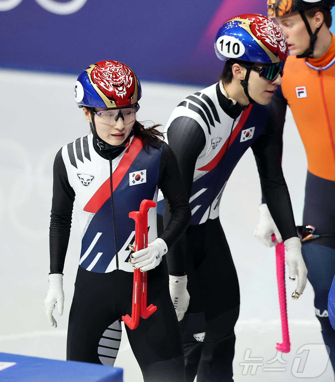 (밀라노=뉴스1) 김진환 기자 = 쇼트트랙 대표팀 최민정과 황대헌이 10일(현지시간) 이탈리아 밀라노 아이스 스케이팅 아레나에서 열린 혼성 2,000m 계주 순위결정전에서 최종 6 …