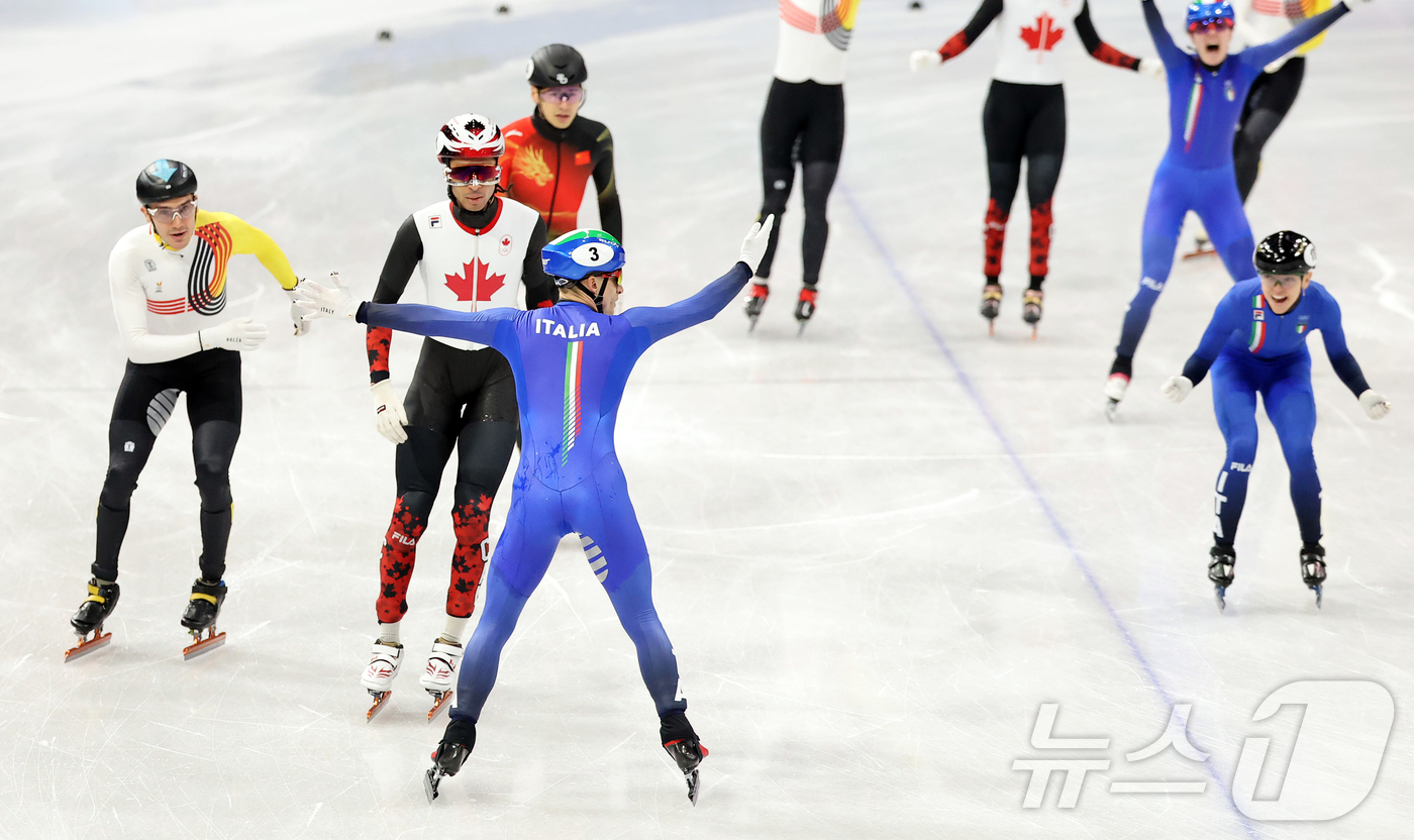 (밀라노=뉴스1) 김진환 기자 = 이탈리아 쇼트트랙 대표팀이 10일(현지시간) 이탈리아 밀라노 아이스 스케이팅 아레나에서 열린 혼성 2,000m 계주 결승에서 우승이 확정되자 환호 …