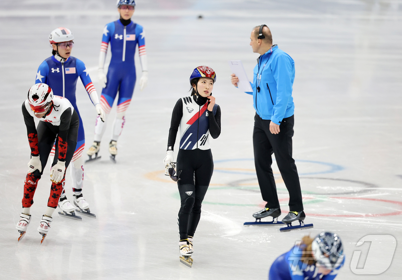 (밀라노=뉴스1) 김진환 기자 = 쇼트트랙 대표팀 김길리가 10일(현지시간) 이탈리아 밀라노 아이스 스케이팅 아레나에서 열린 혼성 2,000m 계주 준결승 경기를 마친 뒤 아쉬워 …