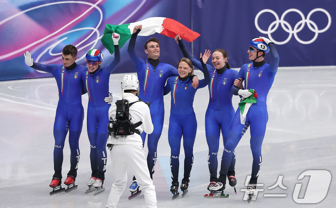 (밀라노=뉴스1) 김성진 기자 = 쇼트트랙 이탈리아 대표팀이 10일(현지시간) 이탈리아 밀라노 아이스 스케이팅 아레나에서 열린 2026 밀라노·코르티나담페초 동계올림픽 쇼트트랙 혼 …