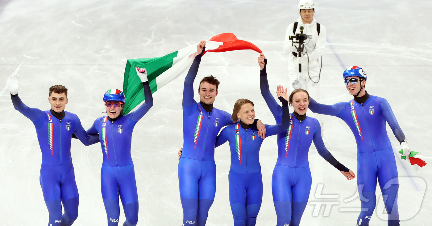 (밀라노=뉴스1) 김진환 기자 = 이탈리아 쇼트트랙 대표팀이 10일(현지시간) 이탈리아 밀라노 아이스 스케이팅 아레나에서 열린 혼성 2,000m 계주 결승에서 우승 후 환호하고 있 …
