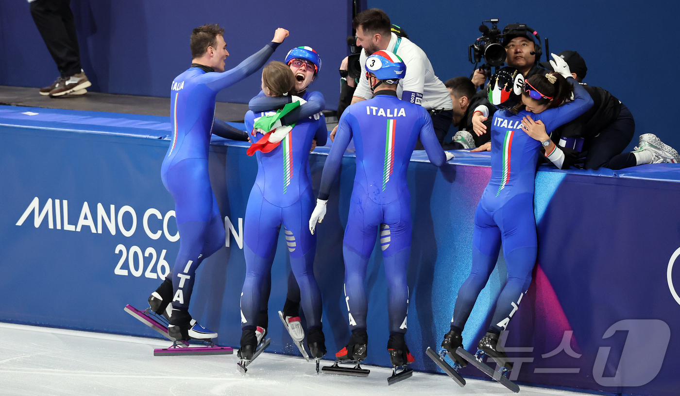 (밀라노=뉴스1) 김진환 기자 = 이탈리아 쇼트트랙 대표팀이 10일(현지시간) 이탈리아 밀라노 아이스 스케이팅 아레나에서 열린 혼성 2,000m 계주 결승에서 우승 후 환호하고 있 …