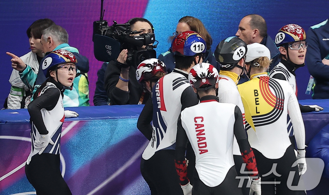 (밀라노=뉴스1) 김성진 기자 = 쇼트트랙 대표팀 최민정과 임종언이 10일(현지시간) 이탈리아 밀라노 아이스 스케이팅 아레나에서 열린 2026 밀라노·코르티나담페초 동계올림픽 쇼트 …