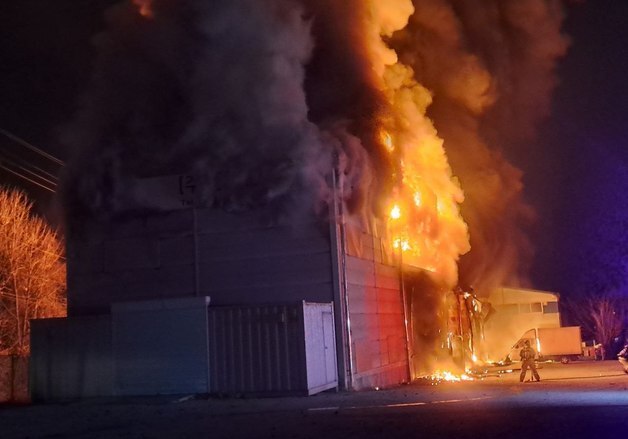 평택제천고속도로 인근 거즈 공장 화재…소방 진화 중