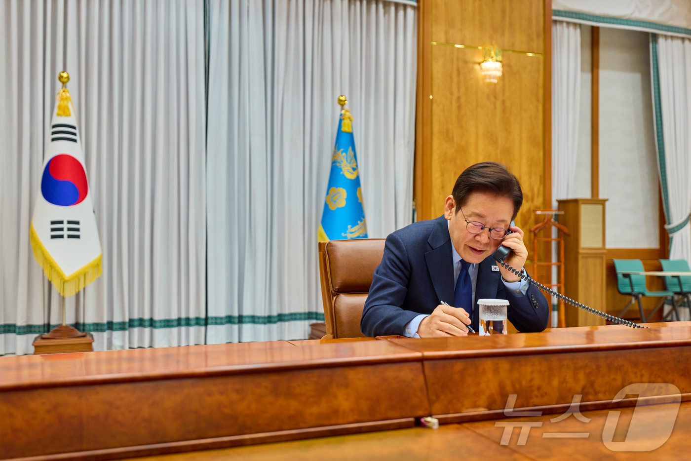 (서울=뉴스1) 이재명 기자 = 이재명 대통령이 10일 청와대 집무실에서 마르크 뤼터 북대서양조약기구 사무총장과 통화하고 있다. (청와대 제공. 재판매 및 DB 금지)  2026. …