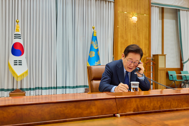 NATO 사무총장과 전화 통화하는 이재명 대통령