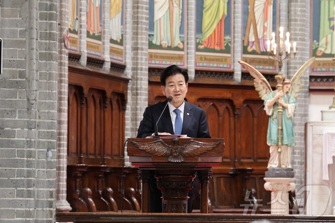 (서울=뉴스1) 포토공용 기자 = 정동영 통일부 장관이 10일 서울 명동성당에서 열린 \'민족의 화해와 일치를 위한 미사\'에서 축사하고 있다. (천주교 서울대교구 제공. 재판매 …