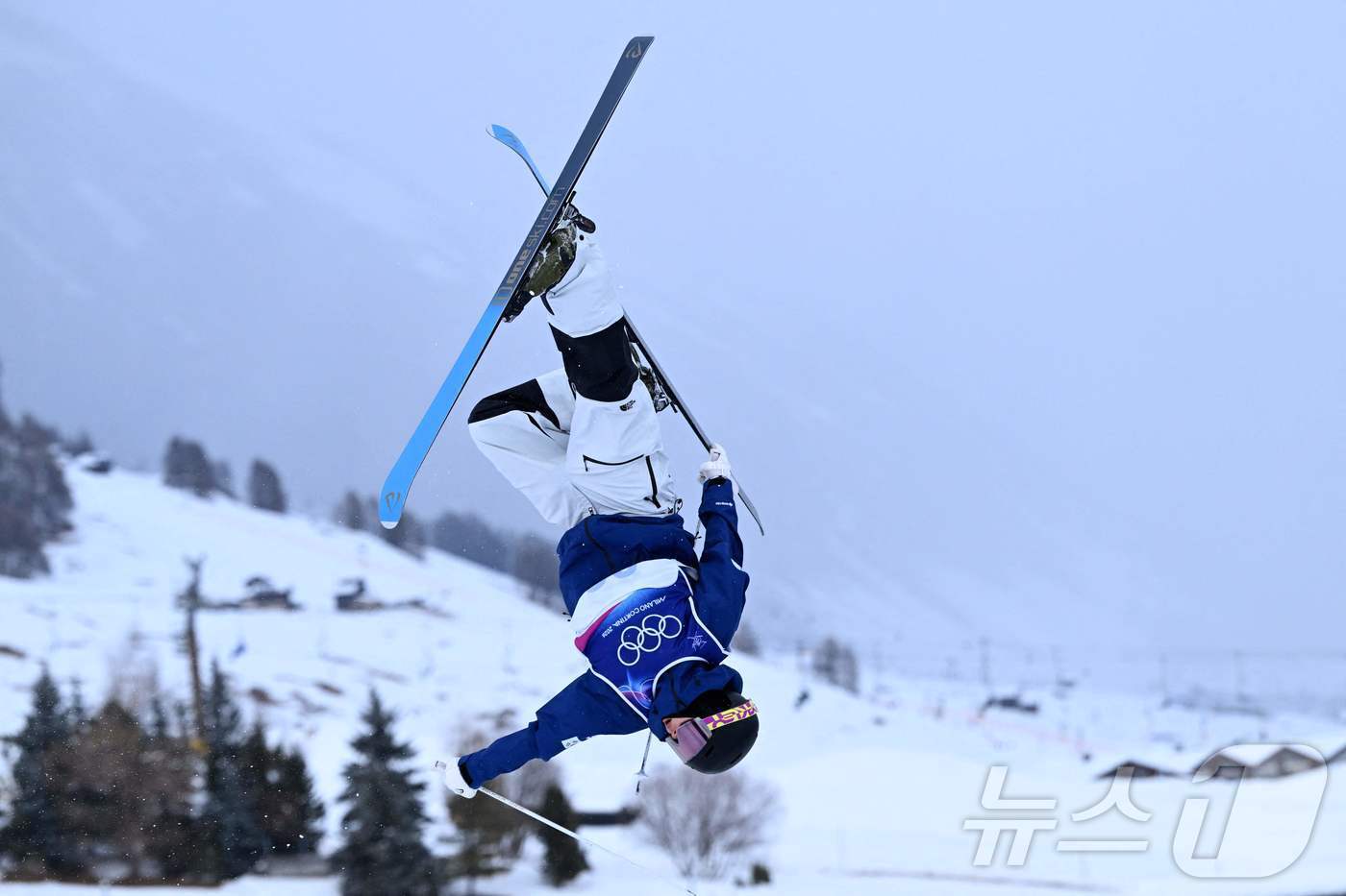 본문 이미지 - 한국 프리스타일 스키 국가대표 윤신이가 2026 밀라노·코르티나담페초 동계 올림픽 여자 모굴에 출전해 연기하고 있다. ⓒ AFP=뉴스1