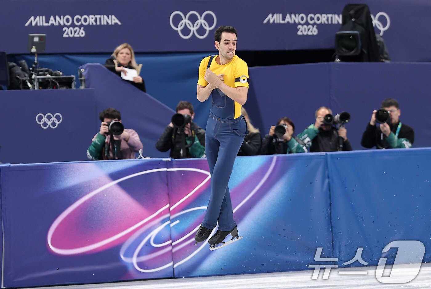 본문 이미지 - 스페인 피겨선수 과리노 사바테가 10일(현지시간) 이탈리아 밀라노 아이스 스케이팅 아레나에서 열린 2026 밀라노·코르티나담페초 동계올림픽 피겨스케이팅 남자 싱글 쇼트 프로그램에서 연기를 펼치고 있다. 2026.2.11 ⓒ 뉴스1 김성진 기자