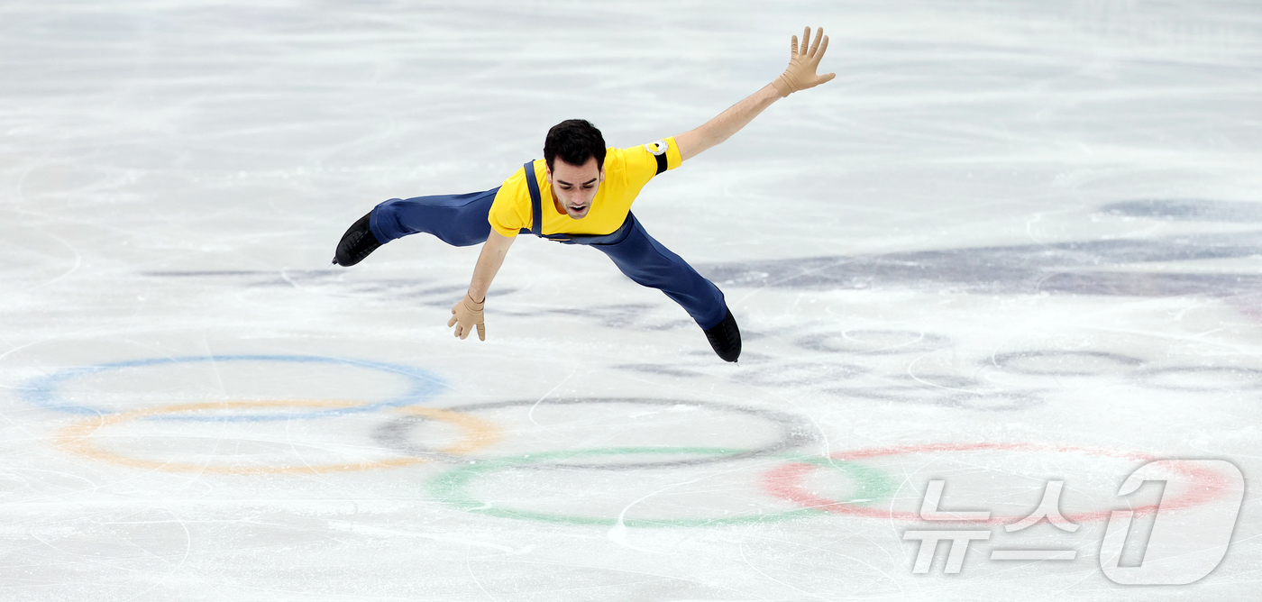 (밀라노=뉴스1) 김진환 기자 = 스페인 피겨 과리노 사바테가 10일(현지시간) 이탈리아 밀라노 아이스 스케이팅 아레나에서 열린 2026 밀라노·코르티나담페초 동계 올림픽 피겨스케 …